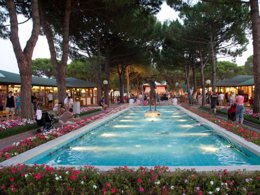 Camping Pas Cher vous présente avec son site Officiel campingpascher.fr, le Camping Marina Di Venezia classé 5 étoiles, situé sur la commune de Cavallino-treporti dans le département Venise (Vénétie) en Italie. Le camping Marina Di Venezia vous propose un hébergement de type mobil-home pour 4 personnes avec climatisation. L'établissement vous propose 8 autres types d'hébergements. Découvrez tous nos séjours à petits prix dans la commune et aux alentours de Cavallino-treporti du département : Venise (Vénétie). Les Avis clients pour le Camping Marina Di Venezia sont excellents avec une note moyenne de 8 sur 10. Mer, Bassin enfant, Paradis aquatique tropical, Parc aquatique, Piscine extérieure, Animations familiales, Club enfants, Aire de jeux enfants, Canoë-kayak, Court de tennis, Golf, Parcours sportif, Ping-pong, Structure gonflable enfants, Terrain de beach-volley, Terrain de football, Terrain multisports, Bar, Dépôt de pain, Pizzeria, Plats à emporter, Restaurant, Snack/Bar, Épicerie,... En savoir plus : cliquez-ICI.