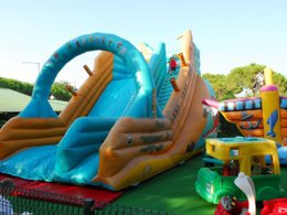 Camping Pas Cher vous présente avec son site Officiel campingpascher.fr, le Camping Marina Di Venezia classé 5 étoiles, situé sur la commune de Cavallino-treporti dans le département Venise (Vénétie) en Italie. Le camping Marina Di Venezia vous propose un hébergement de type mobil-home de 32 m² avec climatisation. L'établissement vous propose 8 autres types d'hébergements. Découvrez tous nos séjours à petits prix dans la commune et aux alentours de Cavallino-treporti du département : Venise (Vénétie). Les Avis clients pour le Camping Marina Di Venezia sont excellents avec une note moyenne de 8 sur 10. Mer, Bassin enfant, Paradis aquatique tropical, Parc aquatique, Piscine extérieure, Animations familiales, Club enfants, Aire de jeux enfants, Canoë-kayak, Court de tennis, Golf, Parcours sportif, Ping-pong, Structure gonflable enfants, Terrain de beach-volley, Terrain de football, Terrain multisports, Bar, Dépôt de pain, Pizzeria, Plats à emporter, Restaurant, Snack/Bar, Épicerie,... En savoir plus : cliquez-ICI.