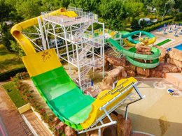 Camping Pas Cher vous présente avec son site Officiel campingpascher.fr, le Camping Marina Di Venezia classé 5 étoiles, situé sur la commune de Cavallino-treporti dans le département Venise (Vénétie) en Italie. Le camping Marina Di Venezia vous propose un hébergement de type mobil-home pour 7 personnes avec climatisation. L'établissement vous propose 8 autres types d'hébergements. Découvrez tous nos séjours à petits prix dans la commune et aux alentours de Cavallino-treporti du département : Venise (Vénétie). Les Avis clients pour le Camping Marina Di Venezia sont excellents avec une note moyenne de 8 sur 10. Mer, Bassin enfant, Paradis aquatique tropical, Parc aquatique, Piscine extérieure, Animations familiales, Club enfants, Aire de jeux enfants, Canoë-kayak, Court de tennis, Golf, Parcours sportif, Ping-pong, Structure gonflable enfants, Terrain de beach-volley, Terrain de football, Terrain multisports, Bar, Dépôt de pain, Pizzeria, Plats à emporter, Restaurant, Snack/Bar, Épicerie,... En savoir plus : cliquez-ICI.