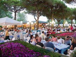 Camping Pas Cher vous présente avec son site Officiel campingpascher.fr, le Camping Marina Di Venezia classé 5 étoiles, situé sur la commune de Cavallino-treporti dans le département Venise (Vénétie) en Italie. Le camping Marina Di Venezia vous propose un hébergement de type mobil-home de 30 m² avec climatisation. L'établissement vous propose 8 autres types d'hébergements. Découvrez tous nos séjours à petits prix dans la commune et aux alentours de Cavallino-treporti du département : Venise (Vénétie). Les Avis clients pour le Camping Marina Di Venezia sont excellents avec une note moyenne de 8 sur 10. Mer, Bassin enfant, Paradis aquatique tropical, Parc aquatique, Piscine extérieure, Animations familiales, Club enfants, Aire de jeux enfants, Canoë-kayak, Court de tennis, Golf, Parcours sportif, Ping-pong, Structure gonflable enfants, Terrain de beach-volley, Terrain de football, Terrain multisports, Bar, Dépôt de pain, Pizzeria, Plats à emporter, Restaurant, Snack/Bar, Épicerie,... En savoir plus : cliquez-ICI.