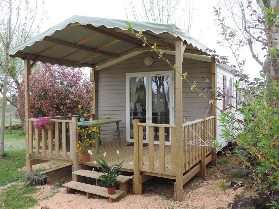 Camping Pas Cher vous présente avec son site Officiel campingpascher.fr, le Camping Le Rochat classé 3 étoiles, situé sur la commune de Chateauroux dans le département Indre (Centre-val De Loire) en France. Le camping Le Rochat vous propose un hébergement de type mobil-home de 22 m² (télévision). L'établissement vous propose 5 autres types d'hébergements. Découvrez tous nos séjours à petits prix dans la commune et aux alentours de Chateauroux du département : Indre (Centre-val De Loire). Les Avis clients pour le Camping Le Rochat sont excellents avec une note moyenne de 8 sur 10. Piscine chauffée, Piscine couverte, Animations familiales, Aire de jeux enfants, Centre équestre, Cyclisme, Golf, Ping-pong, Pétanque, Structure gonflable enfants, Terrain multisports,... En savoir plus : cliquez-ICI.