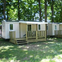 Camping Pas Cher vous présente avec son site Officiel campingpascher.fr, le Camping Le Rochat classé 3 étoiles, situé sur la commune de Chateauroux dans le département Indre (Centre-val De Loire) en France. Le camping Le Rochat vous propose un hébergement de type mobil-home de 27 m² (télévision). Cet hébergement propose plus de 11 dates différentes pour réserver ! Pour dévouvrir la période la moins chère, consultez la rubrique 'Tarifs' et sélectionnez votre mois de départ. L'établissement vous propose 5 autres types d'hébergements. Découvrez tous nos séjours à petits prix dans la commune et aux alentours de Chateauroux du département : Indre (Centre-val De Loire). Les Avis clients pour le Camping Le Rochat sont excellents avec une note moyenne de 8 sur 10. Piscine chauffée, Piscine couverte, Animations familiales, Aire de jeux enfants, Centre équestre, Cyclisme, Golf, Ping-pong, Pétanque, Structure gonflable enfants, Terrain multisports,... En savoir plus : cliquez-ICI.