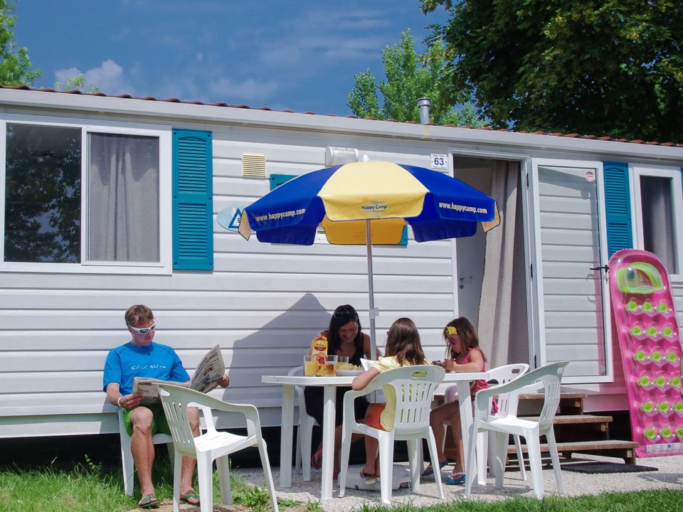 Camping Pas Cher vous présente avec son site Officiel campingpascher.fr, le Camping Italy Village classé 4 étoiles, situé sur la commune de Cavallino-treporti dans le département Venise (Vénétie) en Italie. Le camping Italy Village, vous présente un hébergement de type mobil-home. Le camping Italy Village vous propose du sam. 12 septembre au sam. 19 septembre 2026, en promotion à -14% pour 7 nuits à 534 € au lieu de 623,0 € soit une Économie de 89 €. Cette location propose 6 dates différentes pour réserver votre séjour. Découvrez également les 1 autres gammes d'hébergements du camping. Mer, Piscine chauffée, Piscine extérieure, Animations familiales, Club enfants, Aire de jeux enfants, Centre équestre, Court de tennis, Location de bateaux, Ping-pong, Plongée, Salle de fitness, Structure gonflable enfants, Surf, Terrain de beach-volley, Bar, Pizzeria, Plats à emporter, Snack/Bar, Épicerie,... En savoir plus : cliquez-ICI.