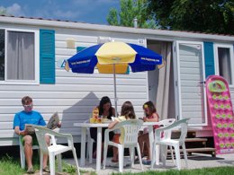 Camping Pas Cher vous présente avec son site Officiel campingpascher.fr, le Camping Italy Village classé 4 étoiles, situé sur la commune de Cavallino-treporti dans le département Venise (Vénétie) en Italie. Le camping Italy Village, vous présente un hébergement de type mobil-home. Le camping Italy Village vous propose du sam. 02 mai au sam. 09 mai 2026, en promotion à -28% pour 7 nuits à 300 € au lieu de 420,0 € soit une Économie de 120 €. Cette location propose 9 dates différentes pour réserver votre séjour. Découvrez également les 1 autres gammes d'hébergements du camping. Mer, Piscine chauffée, Piscine extérieure, Animations familiales, Club enfants, Aire de jeux enfants, Centre équestre, Court de tennis, Location de bateaux, Ping-pong, Plongée, Salle de fitness, Structure gonflable enfants, Surf, Terrain de beach-volley, Bar, Pizzeria, Plats à emporter, Snack/Bar, Épicerie,... En savoir plus : cliquez-ICI.