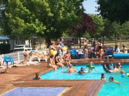 Camping Pas Cher vous présente avec son site Officiel campingpascher.fr, le Camping Les Naïades classé 3 étoiles, situé sur la commune de Chatel Chehery dans le département Ardennes (Champagne Ardenne) en France. Le camping Les Naïades, vous présente un hébergement de type tente de 25 m² pour 3 personnes et télévision. Le camping Les Naïades vous propose du sam. 04 juillet au sam. 11 juillet 2026, en promotion à -10% pour 7 nuits à 630 € au lieu de 700,0 € soit une Économie de 70 €. Cette location propose 8 dates différentes pour réserver votre séjour. Découvrez également les 6 autres gammes d'hébergements du camping. Les Avis clients pour le Camping Les Naïades sont excellents avec une note moyenne de 8 sur 10. RivièreÉtang, Piscine chauffée, Piscine extérieure, Animation ados, Animation enfants, Animations familiales, Aire de jeux enfants, Canoë-kayak, Centre équestre, Court de tennis, Cyclisme, Ping-pong, Pétanque, Randonnée, Terrain de football, Bar, Dépôt de pain, Plats à emporter, Snack/Bar, Supermarché, Épicerie,... En savoir plus : cliquez-ICI.