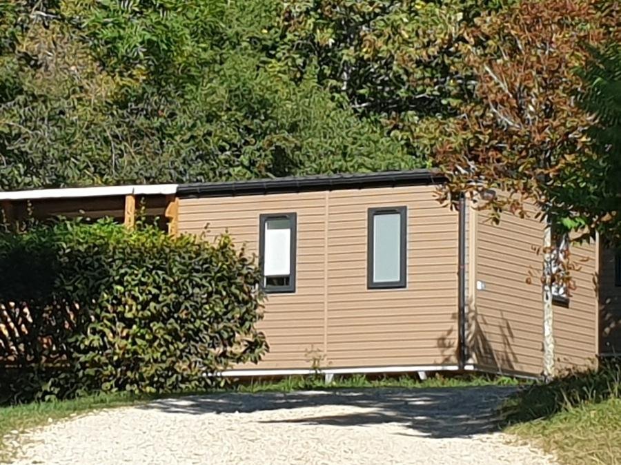 Camping Pas Cher vous présente avec son site Officiel campingpascher.fr, le Camping Domaine De L'Epinette classé 4 étoiles, situé sur la commune de Chatillon dans le département Jura (Franche Comté) en France. Le camping Domaine De L'Epinette, vous présente un hébergement de type mobil-home de 22 m² et télévision. Le camping Domaine De L'Epinette vous propose du vendredi 05 juin au vendredi 12 juin 2026 avec une PROMO de DERNIÈRE MINUTE, en promotion à -28% pour 7 nuits à 290 € au lieu de 406,0 € soit une Économie de 116 €. Cette location propose 34 dates différentes pour réserver votre séjour. Découvrez également les 15 autres gammes d'hébergements du camping. Les Avis clients pour le Camping Domaine De L'Epinette sont excellents avec une note moyenne de 8 sur 10. Piscine chauffée, Piscine extérieure, Club enfants, Aire de jeux enfants, Baby-foot, Canoë-kayak, Centre équestre, Ping-pong, Pétanque, Randonnée, Dépôt de pain, Restaurant, Snack/Bar, Supermarché, Épicerie,... En savoir plus : cliquez-ICI.
