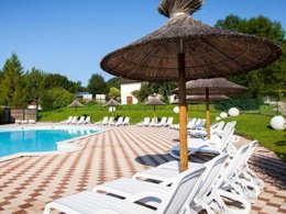 Camping Pas Cher vous présente avec son site Officiel campingpascher.fr, le Camping Domaine De L'Epinette classé 4 étoiles, situé sur la commune de Chatillon dans le département Jura (Franche Comté) en France. Le camping Domaine De L'Epinette, vous présente un hébergement de type mobil-home de 22 m² et télévision. Le camping Domaine De L'Epinette vous propose du mardi 26 mai au mardi 02 juin 2026, en promotion à -28% pour 7 nuits à 290 € au lieu de 406,0 € soit une Économie de 116 €. Cette location propose 40 dates différentes pour réserver votre séjour. Découvrez également les 14 autres gammes d'hébergements du camping. Les Avis clients pour le Camping Domaine De L'Epinette sont excellents avec une note moyenne de 8 sur 10. Piscine chauffée, Piscine extérieure, Club enfants, Aire de jeux enfants, Baby-foot, Canoë-kayak, Centre équestre, Ping-pong, Pétanque, Randonnée, Dépôt de pain, Restaurant, Snack/Bar, Supermarché, Épicerie,... En savoir plus : cliquez-ICI.