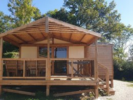 Camping Pas Cher vous présente avec son site Officiel campingpascher.fr, le Camping Domaine De L'Epinette classé 4 étoiles, situé sur la commune de Chatillon dans le département Jura (Franche Comté) en France. Le camping Domaine De L'Epinette, vous présente un hébergement de type hébergement insolite de 28 m² pour 1 personne et télévision. Le camping Domaine De L'Epinette vous propose du mardi 26 mai au mardi 02 juin 2026, en promotion à -28% pour 7 nuits à 350 € au lieu de 490,0 € soit une Économie de 140 €. Cette location propose 40 dates différentes pour réserver votre séjour. Découvrez également les 14 autres gammes d'hébergements du camping. Les Avis clients pour le Camping Domaine De L'Epinette sont excellents avec une note moyenne de 8 sur 10. Piscine chauffée, Piscine extérieure, Club enfants, Aire de jeux enfants, Baby-foot, Canoë-kayak, Centre équestre, Ping-pong, Pétanque, Randonnée, Dépôt de pain, Restaurant, Snack/Bar, Supermarché, Épicerie,... En savoir plus : cliquez-ICI.