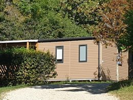 Camping Pas Cher vous présente avec son site Officiel campingpascher.fr, le Camping Domaine De L'Epinette classé 4 étoiles, situé sur la commune de Chatillon dans le département Jura (Franche Comté) en France. Le camping Domaine De L'Epinette, vous présente un hébergement de type mobil-home de 22 m² et télévision. Le camping Domaine De L'Epinette vous propose du mardi 26 mai au mardi 02 juin 2026, en promotion à -28% pour 7 nuits à 290 € au lieu de 406,0 € soit une Économie de 116 €. Cette location propose 40 dates différentes pour réserver votre séjour. Découvrez également les 14 autres gammes d'hébergements du camping. Les Avis clients pour le Camping Domaine De L'Epinette sont excellents avec une note moyenne de 8 sur 10. Piscine chauffée, Piscine extérieure, Club enfants, Aire de jeux enfants, Baby-foot, Canoë-kayak, Centre équestre, Ping-pong, Pétanque, Randonnée, Dépôt de pain, Restaurant, Snack/Bar, Supermarché, Épicerie,... En savoir plus : cliquez-ICI.