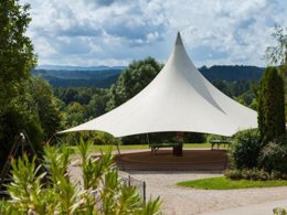 Camping Pas Cher vous présente avec son site Officiel campingpascher.fr, le Camping Domaine De L'Epinette classé 4 étoiles, situé sur la commune de Chatillon dans le département Jura (Franche Comté) en France. Le camping Domaine De L'Epinette, vous présente un hébergement de type hébergement insolite de 28 m² pour 1 personne et télévision. Le camping Domaine De L'Epinette vous propose du mardi 26 mai au mardi 02 juin 2026, en promotion à -28% pour 7 nuits à 350 € au lieu de 490,0 € soit une Économie de 140 €. Cette location propose 40 dates différentes pour réserver votre séjour. Découvrez également les 14 autres gammes d'hébergements du camping. Les Avis clients pour le Camping Domaine De L'Epinette sont excellents avec une note moyenne de 8 sur 10. Piscine chauffée, Piscine extérieure, Club enfants, Aire de jeux enfants, Baby-foot, Canoë-kayak, Centre équestre, Ping-pong, Pétanque, Randonnée, Dépôt de pain, Restaurant, Snack/Bar, Supermarché, Épicerie,... En savoir plus : cliquez-ICI.