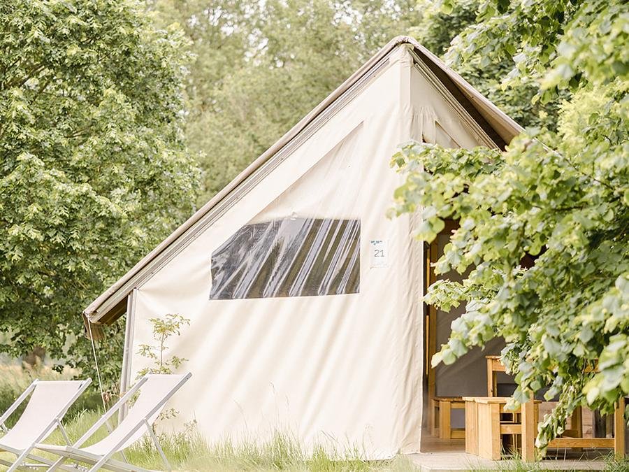 Camping Pas Cher vous présente avec son site Officiel campingpascher.fr, le Camping Domaine De L'Oiselière classé 4 étoiles, situé sur la commune de Chauche dans le département Vendée (Pays De La Loire) en France. Le camping Domaine De L'Oiselière, vous présente un hébergement de type bungalow toilé de 21 m² pour 2 personnes. Le camping Domaine De L'Oiselière vous propose du sam. 25 juillet au sam. 01 août 2026, en promotion à -14% pour 7 nuits à 594 € au lieu de 693,0 € soit une Économie de 99 €. Cette location propose 16 dates différentes pour réserver votre séjour. Découvrez également les 6 autres gammes d'hébergements du camping. Les Avis clients pour le Camping Domaine De L'Oiselière sont excellents avec une note moyenne de 8 sur 10. MerÉtang, Piscine chauffée, Piscine extérieure, Club enfants, Aire de jeux enfants, Baby-foot, Canoë-kayak, Centre équestre, Cyclisme, Ping-pong, Pétanque, Randonnée, Trampoline, Bar, Boulangerie, Dépôt de pain, Snack/Bar, Épicerie,... En savoir plus : cliquez-ICI.