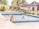 Camping Pas Cher vous présente avec son site Officiel campingpascher.fr, le Camping Domaine De L'Oiselière classé 4 étoiles, situé sur la commune de Chauche dans le département Vendée (Pays De La Loire) en France. Le camping Domaine De L'Oiselière, vous présente un hébergement de type bungalow toilé de 16 m². Le camping Domaine De L'Oiselière vous propose du sam. 25 juillet au sam. 01 août 2026, en promotion à -14% pour 7 nuits à 534 € au lieu de 623,0 € soit une Économie de 89 €. Cette location propose 51 dates différentes pour réserver votre séjour. Découvrez également les 6 autres gammes d'hébergements du camping. Les Avis clients pour le Camping Domaine De L'Oiselière sont excellents avec une note moyenne de 8 sur 10. MerÉtang, Piscine chauffée, Piscine extérieure, Club enfants, Aire de jeux enfants, Baby-foot, Canoë-kayak, Centre équestre, Cyclisme, Ping-pong, Pétanque, Randonnée, Trampoline, Bar, Boulangerie, Dépôt de pain, Snack/Bar, Épicerie,... En savoir plus : cliquez-ICI.