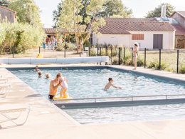 Camping Pas Cher vous présente avec son site Officiel campingpascher.fr, le Camping Domaine De L'Oiselière classé 4 étoiles, situé sur la commune de Chauche dans le département Vendée (Pays De La Loire) en France. Le camping Domaine De L'Oiselière, vous présente un hébergement de type bungalow toilé de 16 m². Le camping Domaine De L'Oiselière vous propose du sam. 25 juillet au sam. 01 août 2026, en promotion à -14% pour 7 nuits à 534 € au lieu de 623,0 € soit une Économie de 89 €. Cette location propose 51 dates différentes pour réserver votre séjour. Découvrez également les 6 autres gammes d'hébergements du camping. Les Avis clients pour le Camping Domaine De L'Oiselière sont excellents avec une note moyenne de 8 sur 10. MerÉtang, Piscine chauffée, Piscine extérieure, Club enfants, Aire de jeux enfants, Baby-foot, Canoë-kayak, Centre équestre, Cyclisme, Ping-pong, Pétanque, Randonnée, Trampoline, Bar, Boulangerie, Dépôt de pain, Snack/Bar, Épicerie,... En savoir plus : cliquez-ICI.