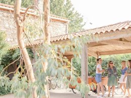 Camping Pas Cher vous présente avec son site Officiel campingpascher.fr, le Camping Domaine De L'Oiselière classé 4 étoiles, situé sur la commune de Chauche dans le département Vendée (Pays De La Loire) en France. Le camping Domaine De L'Oiselière, vous présente un hébergement de type mobil-home de 15 m² pour 2 personnes. Le camping Domaine De L'Oiselière vous propose du sam. 25 juillet au sam. 01 août 2026, en promotion à -14% pour 7 nuits à 732 € au lieu de 854,0 € soit une Économie de 122 €. Cette location propose 29 dates différentes pour réserver votre séjour. Découvrez également les 6 autres gammes d'hébergements du camping. Les Avis clients pour le Camping Domaine De L'Oiselière sont excellents avec une note moyenne de 8 sur 10. MerÉtang, Piscine chauffée, Piscine extérieure, Club enfants, Aire de jeux enfants, Baby-foot, Canoë-kayak, Centre équestre, Cyclisme, Ping-pong, Pétanque, Randonnée, Trampoline, Bar, Boulangerie, Dépôt de pain, Snack/Bar, Épicerie,... En savoir plus : cliquez-ICI.