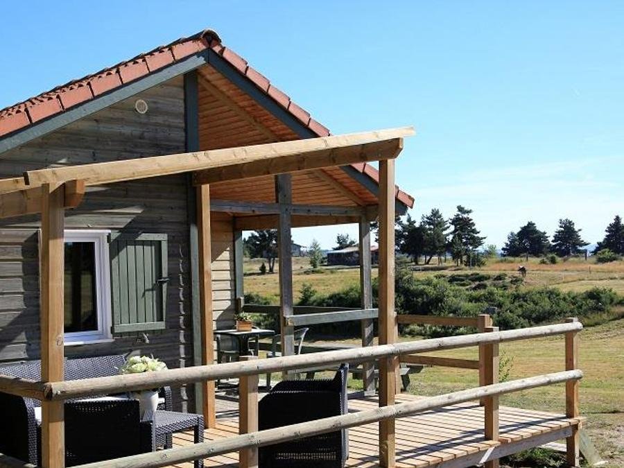 Camping Pas Cher vous présente avec son site Officiel campingpascher.fr, le Camping Les Sous Bois Du Lac classé 3 étoiles, situé sur la commune de Chastanier dans le département Lozere (Languedoc Roussillon) en France. Le camping Les Sous Bois Du Lac vous propose un hébergement de type chalet de 35 m² pour 1 personne (télévision). L'établissement vous propose 14 autres types d'hébergements. Découvrez tous nos séjours à petits prix dans la commune et aux alentours de Chastanier du département : Lozere (Languedoc Roussillon). Les Avis clients pour le Camping Les Sous Bois Du Lac sont excellents avec une note moyenne de 9 sur 10. Piscine chauffée, Piscine extérieure, Animation ados, Club enfants, Aire de jeux enfants, Baby-foot, Canoë-kayak, Court de tennis, Golf, Paddle, Ping-pong, Piscine, Planche à voile, Pédalo, Rafting, Terrain de volley-ball, Tir à l’arc, Trampoline, kiteSurf, Boulangerie, Bureau de tabac, Dépôt de pain, Pizzeria, Plats à emporter, Restaurant, Snack/Bar, Station-service, Supermarché,... En savoir plus : cliquez-ICI.