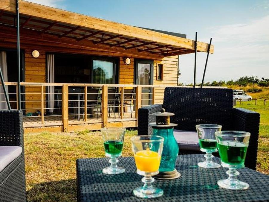 Camping Pas Cher vous présente avec son site Officiel campingpascher.fr, le Camping Les Sous Bois Du Lac classé 3 étoiles, situé sur la commune de Chastanier dans le département Lozere (Languedoc Roussillon) en France. Le camping Les Sous Bois Du Lac vous propose un hébergement de type mobil-home de 38 m² (télévision). Cet hébergement propose plus de 43 dates différentes pour réserver ! Pour dévouvrir la période la moins chère, consultez la rubrique 'Tarifs' et sélectionnez votre mois de départ. L'établissement vous propose 15 autres types d'hébergements. Découvrez tous nos séjours à petits prix dans la commune et aux alentours de Chastanier du département : Lozere (Languedoc Roussillon). Les Avis clients pour le Camping Les Sous Bois Du Lac sont excellents avec une note moyenne de 9 sur 10. Piscine chauffée, Piscine extérieure, Animation ados, Club enfants, Aire de jeux enfants, Baby-foot, Canoë-kayak, Court de tennis, Golf, Paddle, Ping-pong, Piscine, Planche à voile, Pédalo, Rafting, Terrain de volley-ball, Tir à l’arc, Trampoline, kiteSurf, Boulangerie, Bureau de tabac, Dépôt de pain, Pizzeria, Plats à emporter, Restaurant, Snack/Bar, Station-service, Supermarché,... En savoir plus : cliquez-ICI.
