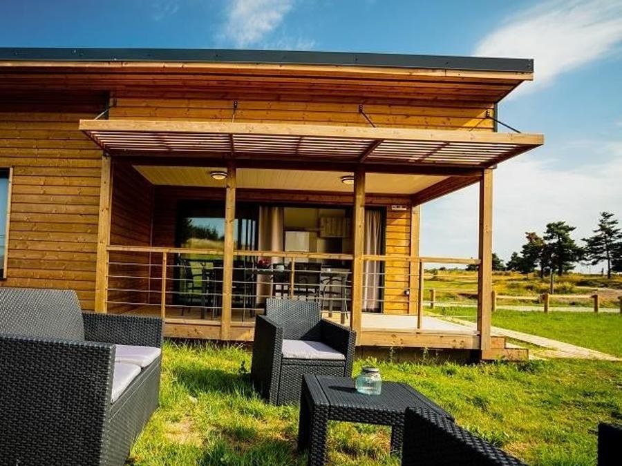 Camping Pas Cher vous présente avec son site Officiel campingpascher.fr, le Camping Les Sous Bois Du Lac classé 3 étoiles, situé sur la commune de Chastanier dans le département Lozere (Languedoc Roussillon) en France. Le camping Les Sous Bois Du Lac vous propose un hébergement de type mobil-home de 35 m² pour 2 personnes (télévision). L'établissement vous propose 14 autres types d'hébergements. Découvrez tous nos séjours à petits prix dans la commune et aux alentours de Chastanier du département : Lozere (Languedoc Roussillon). Les Avis clients pour le Camping Les Sous Bois Du Lac sont excellents avec une note moyenne de 9 sur 10. Piscine chauffée, Piscine extérieure, Animation ados, Club enfants, Aire de jeux enfants, Baby-foot, Canoë-kayak, Court de tennis, Golf, Paddle, Ping-pong, Piscine, Planche à voile, Pédalo, Rafting, Terrain de volley-ball, Tir à l’arc, Trampoline, kiteSurf, Boulangerie, Bureau de tabac, Dépôt de pain, Pizzeria, Plats à emporter, Restaurant, Snack/Bar, Station-service, Supermarché,... En savoir plus : cliquez-ICI.