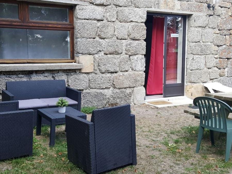 Camping Pas Cher vous présente avec son site Officiel campingpascher.fr, le Camping Les Sous Bois Du Lac classé 3 étoiles, situé sur la commune de Chastanier dans le département Lozere (Languedoc Roussillon) en France. Le camping Les Sous Bois Du Lac, vous présente un hébergement de type maison de campagne de 40 m² pour 1 personne et télévision. Le camping Les Sous Bois Du Lac vous propose du sam. 29 août au sam. 05 septembre 2026 pour 7 nuits à 394.45€. Cette location propose 14 dates différentes pour réserver votre séjour. Découvrez également les 14 autres gammes d'hébergements du camping. Les Avis clients pour le Camping Les Sous Bois Du Lac sont excellents avec une note moyenne de 9 sur 10. Piscine chauffée, Piscine extérieure, Animation ados, Club enfants, Aire de jeux enfants, Baby-foot, Canoë-kayak, Court de tennis, Golf, Paddle, Ping-pong, Piscine, Planche à voile, Pédalo, Rafting, Terrain de volley-ball, Tir à l’arc, Trampoline, kiteSurf, Boulangerie, Bureau de tabac, Dépôt de pain, Pizzeria, Plats à emporter, Restaurant, Snack/Bar, Station-service, Supermarché,... En savoir plus : cliquez-ICI.