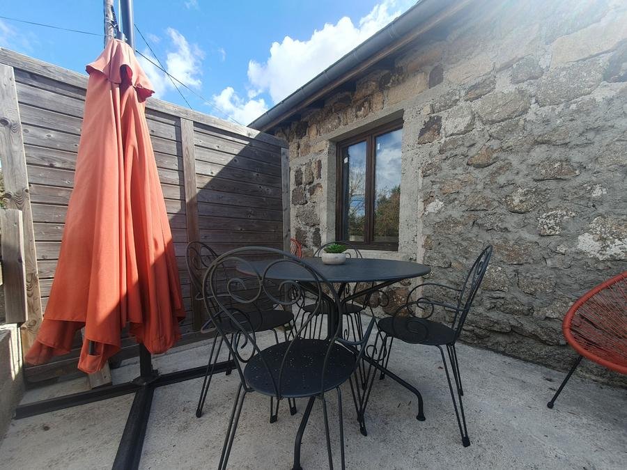 Camping Pas Cher vous présente avec son site Officiel campingpascher.fr, le Camping Les Sous Bois Du Lac classé 3 étoiles, situé sur la commune de Chastanier dans le département Lozere (Languedoc Roussillon) en France. Le camping Les Sous Bois Du Lac, vous présente un hébergement de type maison de campagne de 40 m² pour 1 personne et télévision. Le camping Les Sous Bois Du Lac vous propose du lundi 15 juin au lundi 22 juin 2026 pour 7 nuits à 370.3€. Cette location propose 23 dates différentes pour réserver votre séjour. Découvrez également les 15 autres gammes d'hébergements du camping. Les Avis clients pour le Camping Les Sous Bois Du Lac sont excellents avec une note moyenne de 9 sur 10. Piscine chauffée, Piscine extérieure, Animation ados, Club enfants, Aire de jeux enfants, Baby-foot, Canoë-kayak, Court de tennis, Golf, Paddle, Ping-pong, Piscine, Planche à voile, Pédalo, Rafting, Terrain de volley-ball, Tir à l’arc, Trampoline, kiteSurf, Boulangerie, Bureau de tabac, Dépôt de pain, Pizzeria, Plats à emporter, Restaurant, Snack/Bar, Station-service, Supermarché,... En savoir plus : cliquez-ICI.