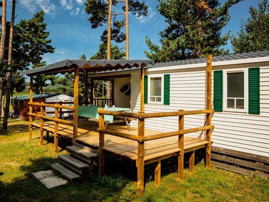 Camping Pas Cher vous présente avec son site Officiel campingpascher.fr, le Camping Les Sous Bois Du Lac classé 3 étoiles, situé sur la commune de Chastanier dans le département Lozere (Languedoc Roussillon) en France. Le camping Les Sous Bois Du Lac vous propose un hébergement de type mobil-home de 28 m². Cet hébergement propose plus de 17 dates différentes pour réserver ! Pour dévouvrir la période la moins chère, consultez la rubrique 'Tarifs' et sélectionnez votre mois de départ. L'établissement vous propose 15 autres types d'hébergements. Découvrez tous nos séjours à petits prix dans la commune et aux alentours de Chastanier du département : Lozere (Languedoc Roussillon). Les Avis clients pour le Camping Les Sous Bois Du Lac sont excellents avec une note moyenne de 9 sur 10. Piscine chauffée, Piscine extérieure, Animation ados, Club enfants, Aire de jeux enfants, Baby-foot, Canoë-kayak, Court de tennis, Golf, Paddle, Ping-pong, Piscine, Planche à voile, Pédalo, Rafting, Terrain de volley-ball, Tir à l’arc, Trampoline, kiteSurf, Boulangerie, Bureau de tabac, Dépôt de pain, Pizzeria, Plats à emporter, Restaurant, Snack/Bar, Station-service, Supermarché,... En savoir plus : cliquez-ICI.