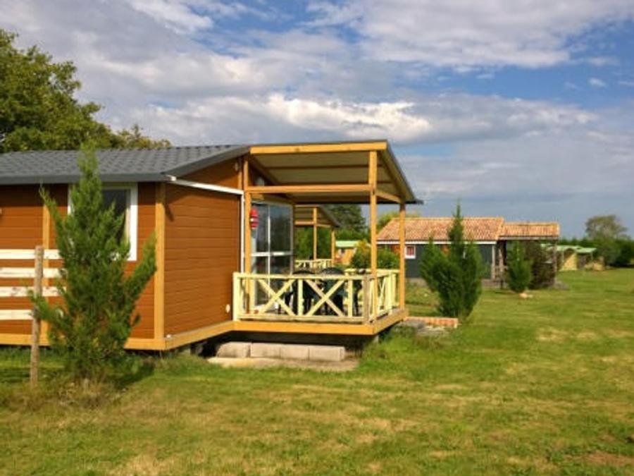 Camping Pas Cher vous présente avec son site Officiel campingpascher.fr, la Résidence Les Chalets D'Auvergne classé 4 étoiles, située sur la commune de Chazemais dans le département Allier (Auvergne) en France. La résidence Les Chalets D'Auvergne vous propose un hébergement de type chalet de 20 m² pour 2 personnes avec climatisation (télévision). L'établissement vous propose 9 autres types d'hébergements. Découvrez tous nos séjours à petits prix dans la commune et aux alentours de Chazemais du département : Allier (Auvergne). Les Avis clients pour la Résidence Les Chalets D'Auvergne sont excellents avec une note moyenne de 8 sur 10. LacÉtang, Piscine chauffée, Piscine couverte, Aire de jeux enfants, Centre équestre, Court de tennis, Golf, Parcours sportif, Ping-pong, Pétanque, Randonnée, Terrain de basketball, Terrain de football, Boulangerie, Brasserie, Bureau de tabac, Dépôt de pain, Restaurant, Station-service, Supermarché, Épicerie,... En savoir plus : cliquez-ICI.