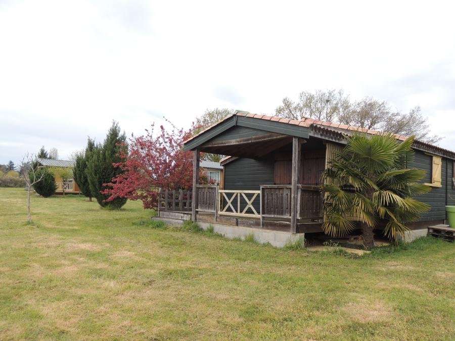 Camping Pas Cher vous présente avec son site Officiel campingpascher.fr, la Résidence Les Chalets D'Auvergne classé 4 étoiles, située sur la commune de Chazemais dans le département Allier (Auvergne) en France. La résidence Les Chalets D'Auvergne vous propose un hébergement de type chalet de 45 m² pour 5 personnes avec climatisation (télévision). L'établissement vous propose 9 autres types d'hébergements. Découvrez tous nos séjours à petits prix dans la commune et aux alentours de Chazemais du département : Allier (Auvergne). Les Avis clients pour la Résidence Les Chalets D'Auvergne sont excellents avec une note moyenne de 8 sur 10. LacÉtang, Piscine chauffée, Piscine couverte, Aire de jeux enfants, Centre équestre, Court de tennis, Golf, Parcours sportif, Ping-pong, Pétanque, Randonnée, Terrain de basketball, Terrain de football, Boulangerie, Brasserie, Bureau de tabac, Dépôt de pain, Restaurant, Station-service, Supermarché, Épicerie,... En savoir plus : cliquez-ICI.