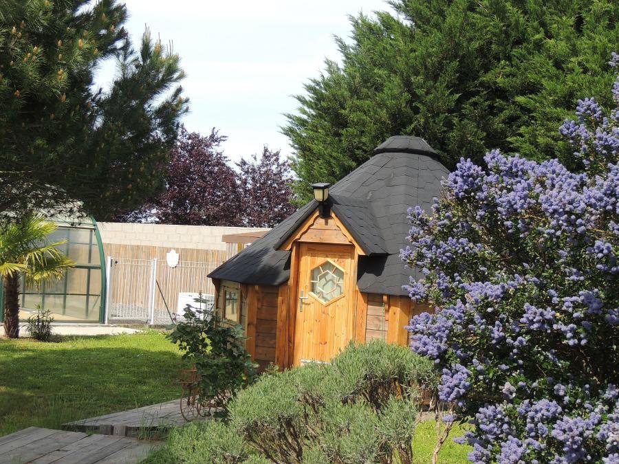 Camping Pas Cher vous présente avec son site Officiel campingpascher.fr, la Résidence Les Chalets D'Auvergne classé 4 étoiles, située sur la commune de Chazemais dans le département Allier (Auvergne) en France. La résidence Les Chalets D'Auvergne vous propose un hébergement de type chalet de 18 m² pour 2 personnes avec climatisation (télévision). L'établissement vous propose 9 autres types d'hébergements. Découvrez tous nos séjours à petits prix dans la commune et aux alentours de Chazemais du département : Allier (Auvergne). Les Avis clients pour la Résidence Les Chalets D'Auvergne sont excellents avec une note moyenne de 8 sur 10. LacÉtang, Piscine chauffée, Piscine couverte, Aire de jeux enfants, Centre équestre, Court de tennis, Golf, Parcours sportif, Ping-pong, Pétanque, Randonnée, Terrain de basketball, Terrain de football, Boulangerie, Brasserie, Bureau de tabac, Dépôt de pain, Restaurant, Station-service, Supermarché, Épicerie,... En savoir plus : cliquez-ICI.