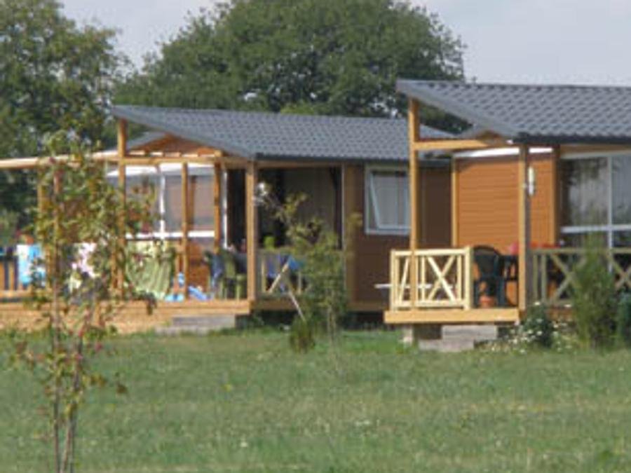 Camping Pas Cher vous présente avec son site Officiel campingpascher.fr, la Résidence Les Chalets D'Auvergne classé 4 étoiles, située sur la commune de Chazemais dans le département Allier (Auvergne) en France. La résidence Les Chalets D'Auvergne vous propose un hébergement de type chalet de 20 m² pour 3 personnes avec climatisation (télévision). L'établissement vous propose 9 autres types d'hébergements. Découvrez tous nos séjours à petits prix dans la commune et aux alentours de Chazemais du département : Allier (Auvergne). Les Avis clients pour la Résidence Les Chalets D'Auvergne sont excellents avec une note moyenne de 8 sur 10. LacÉtang, Piscine chauffée, Piscine couverte, Aire de jeux enfants, Centre équestre, Court de tennis, Golf, Parcours sportif, Ping-pong, Pétanque, Randonnée, Terrain de basketball, Terrain de football, Boulangerie, Brasserie, Bureau de tabac, Dépôt de pain, Restaurant, Station-service, Supermarché, Épicerie,... En savoir plus : cliquez-ICI.