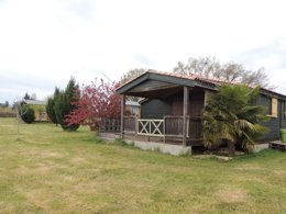 Camping Pas Cher vous présente avec son site Officiel campingpascher.fr, la Résidence Les Chalets D'Auvergne classé 4 étoiles, située sur la commune de Chazemais dans le département Allier (Auvergne) en France. La résidence Les Chalets D'Auvergne, vous présente un hébergement de type chalet de 45 m² pour 5 personnes avec climatisation et télévision. La résidence Les Chalets D'Auvergne vous propose du sam. 04 avril au sam. 11 avril 2026 pour 7 nuits à 820€. Cette location propose 25 dates différentes pour réserver votre séjour. Découvrez également les 9 autres gammes d'hébergements de la résidence. Les Avis clients pour la Résidence Les Chalets D'Auvergne sont excellents avec une note moyenne de 8 sur 10. LacÉtang, Piscine chauffée, Piscine couverte, Aire de jeux enfants, Centre équestre, Court de tennis, Golf, Parcours sportif, Ping-pong, Pétanque, Randonnée, Terrain de basketball, Terrain de football, Boulangerie, Brasserie, Bureau de tabac, Dépôt de pain, Restaurant, Station-service, Supermarché, Épicerie,... En savoir plus : cliquez-ICI.