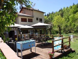 Camping Pas Cher vous présente avec son site Officiel campingpascher.fr, le Camping Le Pont De Braye classé 3 étoiles, situé sur la commune de Chastanier dans le département Lozere (Languedoc Roussillon) en France. Le camping Le Pont De Braye vous propose un hébergement de type tente de 30 m² pour 1 personne. L'établissement vous propose 4 autres types d'hébergements. Découvrez tous nos séjours à petits prix dans la commune et aux alentours de Chastanier du département : Lozere (Languedoc Roussillon). Randonnée, Snack/Bar,... En savoir plus : cliquez-ICI.