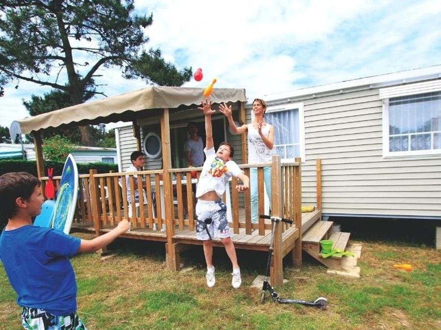 Camping Pas Cher vous présente avec son site Officiel campingpascher.fr, le Camping Les Pirons classé 5 étoiles, situé sur la commune de Les Sables D'olonne dans le département Vendée (Pays De La Loire) en France. Le camping Les Pirons vous propose un hébergement de type mobil-home de 30 m² pour 8 personnes (télévision). L'établissement vous propose 84 autres types d'hébergements. Découvrez tous nos séjours à petits prix dans la commune et aux alentours de Les Sables D'olonne du département : Vendée (Pays De La Loire). Les Avis clients pour le Camping Les Pirons sont excellents avec une note moyenne de 8 sur 10. Mer, Parc aquatique, Piscine couverte, Piscine extérieure, Animations familiales, Club ados, Club enfants, Aire de jeux enfants, Canoë-kayak, Centre équestre, Cyclisme, Golf, Jet-ski, Paddle, Ping-pong, Plongée, Pétanque, Salle de fitness, Salle de jeux vidéo, Structure gonflable enfants, Surf, Terrain multisports, Trampoline, Bar, Dépôt de pain, Plats à emporter, Restaurant, Snack/Bar, Supermarché, Épicerie,... En savoir plus : cliquez-ICI.