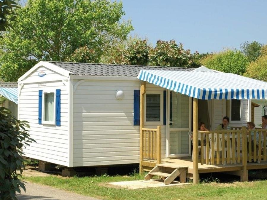 Camping Pas Cher vous présente avec son site Officiel campingpascher.fr, le Camping Les Pirons classé 5 étoiles, situé sur la commune de Les Sables D'olonne dans le département Vendée (Pays De La Loire) en France. Le camping Les Pirons, vous présente un hébergement de type mobil-home de 23 m² pour 4 personnes et télévision. Le camping Les Pirons vous propose du dimanche 06 septembre au dimanche 13 septembre 2026, en promotion à -10% pour 7 nuits à 293,40 € au lieu de 326,0 € soit une Économie de 32,60 €. Cette location propose 32 dates différentes pour réserver votre séjour. Découvrez également les 91 autres gammes d'hébergements du camping. Les Avis clients pour le Camping Les Pirons sont excellents avec une note moyenne de 8 sur 10. Mer, Parc aquatique, Piscine couverte, Piscine extérieure, Animations familiales, Club ados, Club enfants, Aire de jeux enfants, Canoë-kayak, Centre équestre, Cyclisme, Golf, Jet-ski, Paddle, Ping-pong, Plongée, Pétanque, Salle de fitness, Salle de jeux vidéo, Structure gonflable enfants, Surf, Terrain multisports, Trampoline, Bar, Dépôt de pain, Plats à emporter, Restaurant, Snack/Bar, Supermarché, Épicerie,... En savoir plus : cliquez-ICI.
