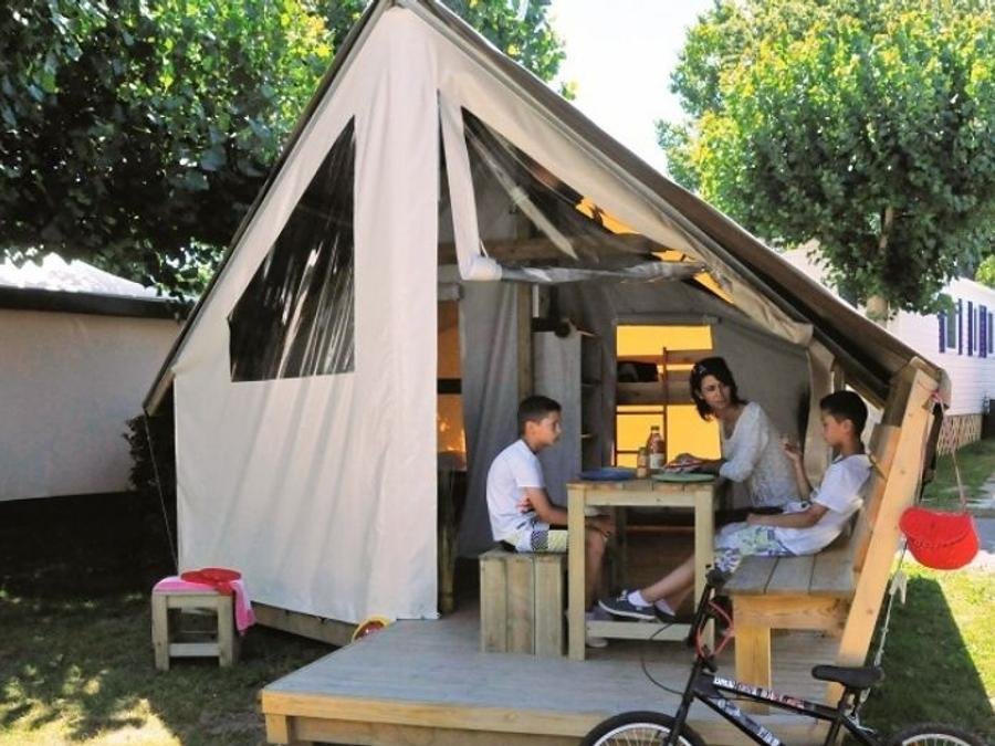 Camping Pas Cher vous présente avec son site Officiel campingpascher.fr, le Camping Les Pirons classé 5 étoiles, situé sur la commune de Les Sables D'olonne dans le département Vendée (Pays De La Loire) en France. Le camping Les Pirons, vous présente un hébergement de type bungalow toilé de 17 m² pour 4 personnes. Le camping Les Pirons vous propose du dimanche 06 septembre au dimanche 13 septembre 2026, en promotion à -10% pour 7 nuits à 182,70 € au lieu de 203,0 € soit une Économie de 20,30 €. Cette location propose 29 dates différentes pour réserver votre séjour. Découvrez également les 91 autres gammes d'hébergements du camping. Les Avis clients pour le Camping Les Pirons sont excellents avec une note moyenne de 8 sur 10. Mer, Parc aquatique, Piscine couverte, Piscine extérieure, Animations familiales, Club ados, Club enfants, Aire de jeux enfants, Canoë-kayak, Centre équestre, Cyclisme, Golf, Jet-ski, Paddle, Ping-pong, Plongée, Pétanque, Salle de fitness, Salle de jeux vidéo, Structure gonflable enfants, Surf, Terrain multisports, Trampoline, Bar, Dépôt de pain, Plats à emporter, Restaurant, Snack/Bar, Supermarché, Épicerie,... En savoir plus : cliquez-ICI.