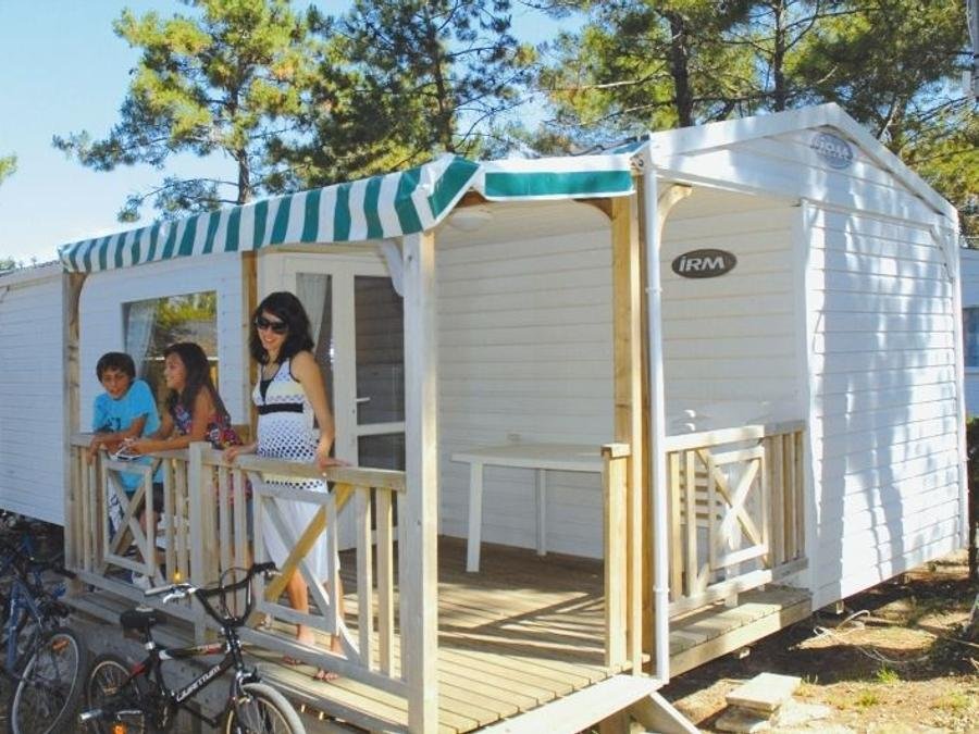 Camping Pas Cher vous présente avec son site Officiel campingpascher.fr, le Camping Les Pirons classé 5 étoiles, situé sur la commune de Les Sables D'olonne dans le département Vendée (Pays De La Loire) en France. Le camping Les Pirons vous propose un hébergement de type mobil-home de 28 m² pour 7 personnes (télévision). L'établissement vous propose 84 autres types d'hébergements. Découvrez tous nos séjours à petits prix dans la commune et aux alentours de Les Sables D'olonne du département : Vendée (Pays De La Loire). Les Avis clients pour le Camping Les Pirons sont excellents avec une note moyenne de 8 sur 10. Mer, Parc aquatique, Piscine couverte, Piscine extérieure, Animations familiales, Club ados, Club enfants, Aire de jeux enfants, Canoë-kayak, Centre équestre, Cyclisme, Golf, Jet-ski, Paddle, Ping-pong, Plongée, Pétanque, Salle de fitness, Salle de jeux vidéo, Structure gonflable enfants, Surf, Terrain multisports, Trampoline, Bar, Dépôt de pain, Plats à emporter, Restaurant, Snack/Bar, Supermarché, Épicerie,... En savoir plus : cliquez-ICI.