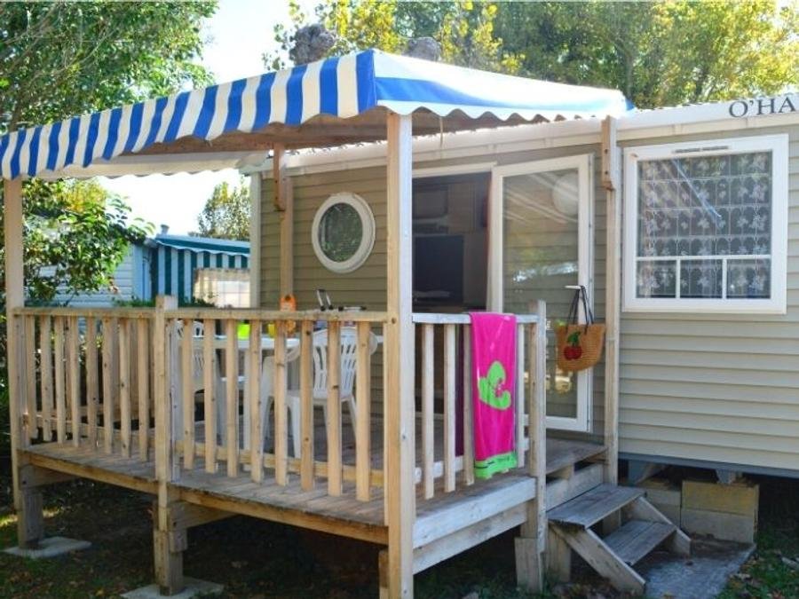 Camping Pas Cher vous présente avec son site Officiel campingpascher.fr, le Camping Les Pirons classé 5 étoiles, situé sur la commune de Les Sables D'olonne dans le département Vendée (Pays De La Loire) en France. Le camping Les Pirons, vous présente un hébergement de type mobil-home de 16 m² pour 4 personnes et télévision. Le camping Les Pirons vous propose du sam. 05 septembre au sam. 12 septembre 2026, en promotion à -10% pour 7 nuits à 257,40 € au lieu de 286,0 € soit une Économie de 28,60 €. Cette location propose 17 dates différentes pour réserver votre séjour. Découvrez également les 91 autres gammes d'hébergements du camping. Les Avis clients pour le Camping Les Pirons sont excellents avec une note moyenne de 8 sur 10. Mer, Parc aquatique, Piscine couverte, Piscine extérieure, Animations familiales, Club ados, Club enfants, Aire de jeux enfants, Canoë-kayak, Centre équestre, Cyclisme, Golf, Jet-ski, Paddle, Ping-pong, Plongée, Pétanque, Salle de fitness, Salle de jeux vidéo, Structure gonflable enfants, Surf, Terrain multisports, Trampoline, Bar, Dépôt de pain, Plats à emporter, Restaurant, Snack/Bar, Supermarché, Épicerie,... En savoir plus : cliquez-ICI.