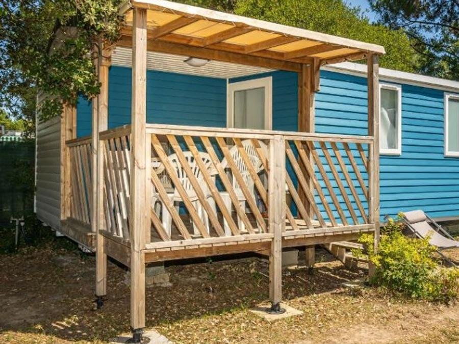 Camping Pas Cher vous présente avec son site Officiel campingpascher.fr, le Camping Les Pirons classé 5 étoiles, situé sur la commune de Les Sables D'olonne dans le département Vendée (Pays De La Loire) en France. Le camping Les Pirons vous propose un hébergement de type mobil-home de 23 m² pour 5 personnes (télévision). L'établissement vous propose 84 autres types d'hébergements. Découvrez tous nos séjours à petits prix dans la commune et aux alentours de Les Sables D'olonne du département : Vendée (Pays De La Loire). Les Avis clients pour le Camping Les Pirons sont excellents avec une note moyenne de 8 sur 10. Mer, Parc aquatique, Piscine couverte, Piscine extérieure, Animations familiales, Club ados, Club enfants, Aire de jeux enfants, Canoë-kayak, Centre équestre, Cyclisme, Golf, Jet-ski, Paddle, Ping-pong, Plongée, Pétanque, Salle de fitness, Salle de jeux vidéo, Structure gonflable enfants, Surf, Terrain multisports, Trampoline, Bar, Dépôt de pain, Plats à emporter, Restaurant, Snack/Bar, Supermarché, Épicerie,... En savoir plus : cliquez-ICI.