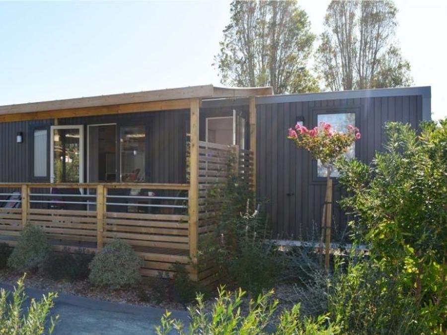Camping Pas Cher vous présente avec son site Officiel campingpascher.fr, le Camping Les Pirons classé 5 étoiles, situé sur la commune de Les Sables D'olonne dans le département Vendée (Pays De La Loire) en France. Le camping Les Pirons vous propose un hébergement de type mobil-home de 40 m² pour 6 personnes avec climatisation (télévision). L'établissement vous propose 84 autres types d'hébergements. Découvrez tous nos séjours à petits prix dans la commune et aux alentours de Les Sables D'olonne du département : Vendée (Pays De La Loire). Les Avis clients pour le Camping Les Pirons sont excellents avec une note moyenne de 8 sur 10. Mer, Parc aquatique, Piscine couverte, Piscine extérieure, Animations familiales, Club ados, Club enfants, Aire de jeux enfants, Canoë-kayak, Centre équestre, Cyclisme, Golf, Jet-ski, Paddle, Ping-pong, Plongée, Pétanque, Salle de fitness, Salle de jeux vidéo, Structure gonflable enfants, Surf, Terrain multisports, Trampoline, Bar, Dépôt de pain, Plats à emporter, Restaurant, Snack/Bar, Supermarché, Épicerie,... En savoir plus : cliquez-ICI.