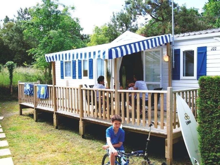 Camping Pas Cher vous présente avec son site Officiel campingpascher.fr, le Camping Les Pirons classé 5 étoiles, situé sur la commune de Les Sables D'olonne dans le département Vendée (Pays De La Loire) en France. Le camping Les Pirons vous propose un hébergement de type mobil-home de 35 m² pour 6 personnes (télévision). L'établissement vous propose 84 autres types d'hébergements. Découvrez tous nos séjours à petits prix dans la commune et aux alentours de Les Sables D'olonne du département : Vendée (Pays De La Loire). Les Avis clients pour le Camping Les Pirons sont excellents avec une note moyenne de 8 sur 10. Mer, Parc aquatique, Piscine couverte, Piscine extérieure, Animations familiales, Club ados, Club enfants, Aire de jeux enfants, Canoë-kayak, Centre équestre, Cyclisme, Golf, Jet-ski, Paddle, Ping-pong, Plongée, Pétanque, Salle de fitness, Salle de jeux vidéo, Structure gonflable enfants, Surf, Terrain multisports, Trampoline, Bar, Dépôt de pain, Plats à emporter, Restaurant, Snack/Bar, Supermarché, Épicerie,... En savoir plus : cliquez-ICI.