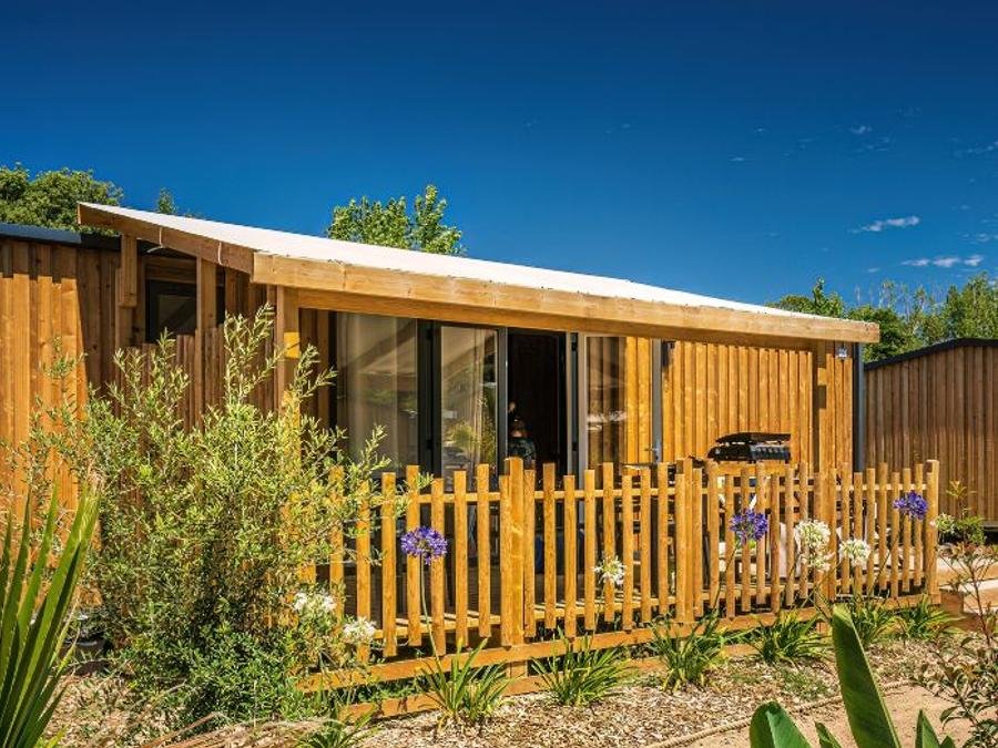 Camping Pas Cher vous présente avec son site Officiel campingpascher.fr, le Camping Les Pirons classé 5 étoiles, situé sur la commune de Les Sables D'olonne dans le département Vendée (Pays De La Loire) en France. Le camping Les Pirons vous propose un hébergement de type mobil-home de 33 m² pour 6 personnes avec climatisation (télévision). L'établissement vous propose 84 autres types d'hébergements. Découvrez tous nos séjours à petits prix dans la commune et aux alentours de Les Sables D'olonne du département : Vendée (Pays De La Loire). Les Avis clients pour le Camping Les Pirons sont excellents avec une note moyenne de 8 sur 10. Mer, Parc aquatique, Piscine couverte, Piscine extérieure, Animations familiales, Club ados, Club enfants, Aire de jeux enfants, Canoë-kayak, Centre équestre, Cyclisme, Golf, Jet-ski, Paddle, Ping-pong, Plongée, Pétanque, Salle de fitness, Salle de jeux vidéo, Structure gonflable enfants, Surf, Terrain multisports, Trampoline, Bar, Dépôt de pain, Plats à emporter, Restaurant, Snack/Bar, Supermarché, Épicerie,... En savoir plus : cliquez-ICI.
