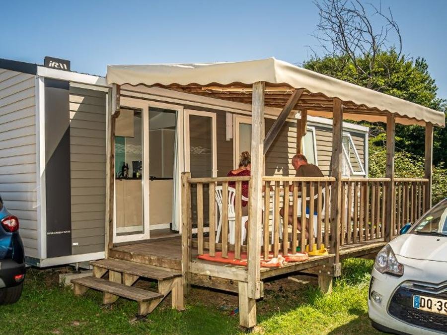 Camping Pas Cher vous présente avec son site Officiel campingpascher.fr, le Camping Les Pirons classé 5 étoiles, situé sur la commune de Les Sables D'olonne dans le département Vendée (Pays De La Loire) en France. Le camping Les Pirons vous propose un hébergement de type mobil-home de 34 m² pour 8 personnes avec climatisation (télévision). L'établissement vous propose 84 autres types d'hébergements. Découvrez tous nos séjours à petits prix dans la commune et aux alentours de Les Sables D'olonne du département : Vendée (Pays De La Loire). Les Avis clients pour le Camping Les Pirons sont excellents avec une note moyenne de 8 sur 10. Mer, Parc aquatique, Piscine couverte, Piscine extérieure, Animations familiales, Club ados, Club enfants, Aire de jeux enfants, Canoë-kayak, Centre équestre, Cyclisme, Golf, Jet-ski, Paddle, Ping-pong, Plongée, Pétanque, Salle de fitness, Salle de jeux vidéo, Structure gonflable enfants, Surf, Terrain multisports, Trampoline, Bar, Dépôt de pain, Plats à emporter, Restaurant, Snack/Bar, Supermarché, Épicerie,... En savoir plus : cliquez-ICI.