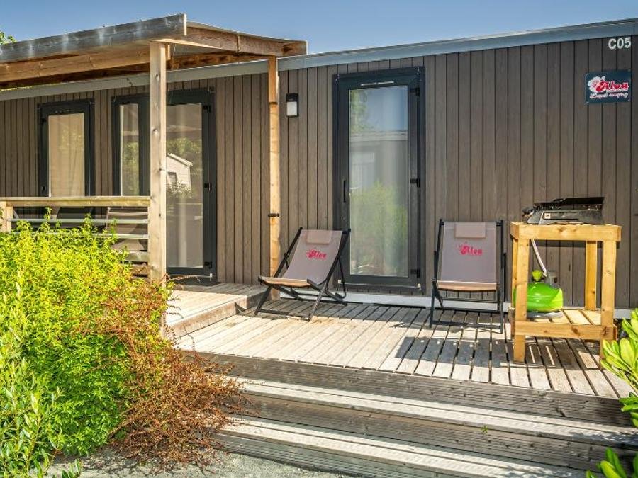 Camping Pas Cher vous présente avec son site Officiel campingpascher.fr, le Camping Les Pirons classé 5 étoiles, situé sur la commune de Les Sables D'olonne dans le département Vendée (Pays De La Loire) en France. Le camping Les Pirons vous propose un hébergement de type mobil-home de 33 m² pour 6 personnes avec climatisation (télévision). L'établissement vous propose 84 autres types d'hébergements. Découvrez tous nos séjours à petits prix dans la commune et aux alentours de Les Sables D'olonne du département : Vendée (Pays De La Loire). Les Avis clients pour le Camping Les Pirons sont de 7 sur 10. Mer, Parc aquatique, Piscine couverte, Piscine extérieure, Animations familiales, Club ados, Club enfants, Aire de jeux enfants, Canoë-kayak, Centre équestre, Cyclisme, Golf, Jet-ski, Paddle, Ping-pong, Plongée, Pétanque, Salle de fitness, Salle de jeux vidéo, Structure gonflable enfants, Surf, Terrain multisports, Trampoline, Bar, Dépôt de pain, Plats à emporter, Restaurant, Snack/Bar, Supermarché, Épicerie,... En savoir plus : cliquez-ICI.