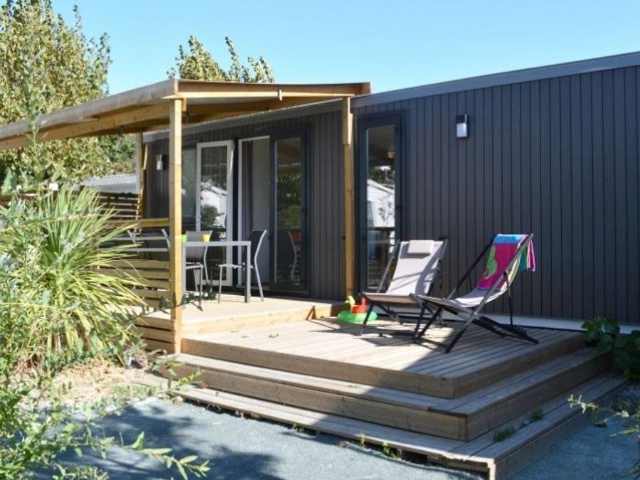 Camping Pas Cher vous présente avec son site Officiel campingpascher.fr, le Camping Les Pirons classé 5 étoiles, situé sur la commune de Les Sables D'olonne dans le département Vendée (Pays De La Loire) en France. Le camping Les Pirons vous propose un hébergement de type mobil-home de 33 m² pour 6 personnes avec climatisation (télévision). L'établissement vous propose 84 autres types d'hébergements. Découvrez tous nos séjours à petits prix dans la commune et aux alentours de Les Sables D'olonne du département : Vendée (Pays De La Loire). Les Avis clients pour le Camping Les Pirons sont excellents avec une note moyenne de 8 sur 10. Mer, Parc aquatique, Piscine couverte, Piscine extérieure, Animations familiales, Club ados, Club enfants, Aire de jeux enfants, Canoë-kayak, Centre équestre, Cyclisme, Golf, Jet-ski, Paddle, Ping-pong, Plongée, Pétanque, Salle de fitness, Salle de jeux vidéo, Structure gonflable enfants, Surf, Terrain multisports, Trampoline, Bar, Dépôt de pain, Plats à emporter, Restaurant, Snack/Bar, Supermarché, Épicerie,... En savoir plus : cliquez-ICI.