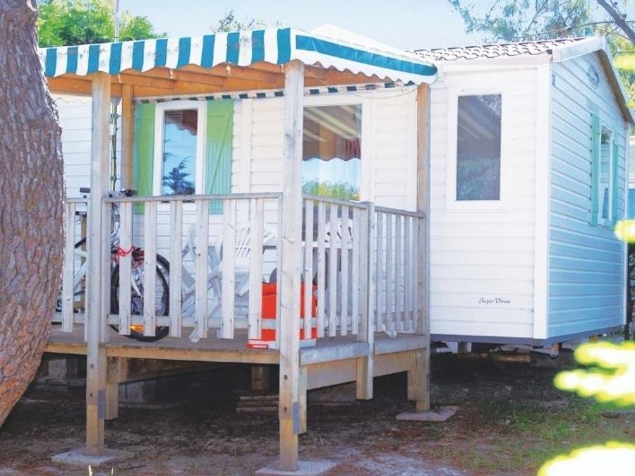 Camping Pas Cher vous présente avec son site Officiel campingpascher.fr, le Camping Les Pirons classé 5 étoiles, situé sur la commune de Les Sables D'olonne dans le département Vendée (Pays De La Loire) en France. Le camping Les Pirons vous propose un hébergement de type mobil-home de 18 m² pour 4 personnes (télévision). L'établissement vous propose 90 autres types d'hébergements. Découvrez tous nos séjours à petits prix dans la commune et aux alentours de Les Sables D'olonne du département : Vendée (Pays De La Loire). Les Avis clients pour le Camping Les Pirons sont excellents avec une note moyenne de 8 sur 10. Mer, Parc aquatique, Piscine couverte, Piscine extérieure, Animations familiales, Club ados, Club enfants, Aire de jeux enfants, Canoë-kayak, Centre équestre, Cyclisme, Golf, Jet-ski, Paddle, Ping-pong, Plongée, Pétanque, Salle de fitness, Salle de jeux vidéo, Structure gonflable enfants, Surf, Terrain multisports, Trampoline, Bar, Dépôt de pain, Plats à emporter, Restaurant, Snack/Bar, Supermarché, Épicerie,... En savoir plus : cliquez-ICI.