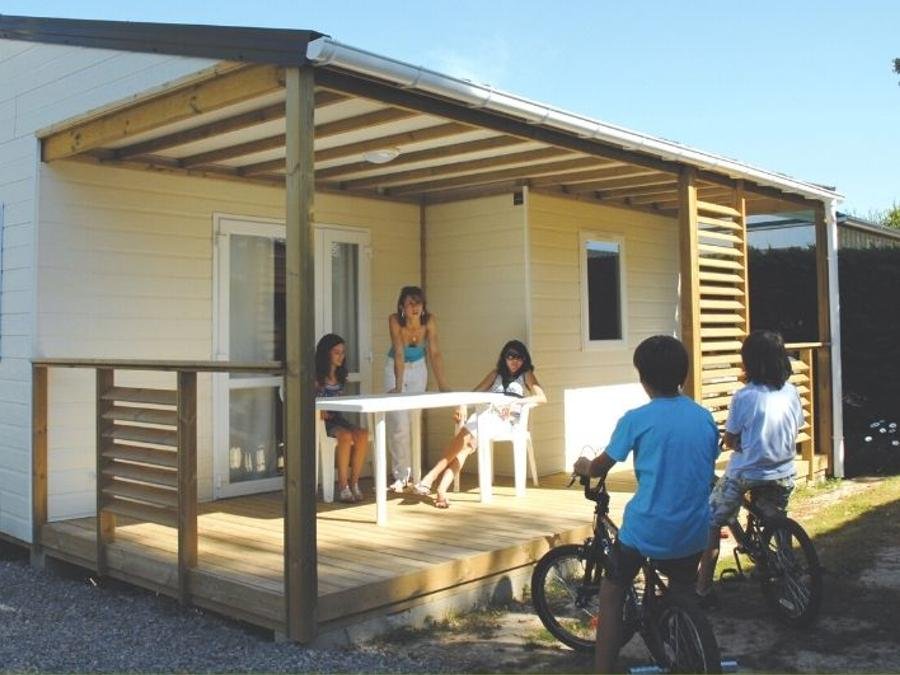 Camping Pas Cher vous présente avec son site Officiel campingpascher.fr, le Camping Les Pirons classé 5 étoiles, situé sur la commune de Les Sables D'olonne dans le département Vendée (Pays De La Loire) en France. Le camping Les Pirons, vous présente un hébergement de type chalet de 26 m² pour 4 personnes et télévision. Le camping Les Pirons vous propose du mercredi 02 septembre au mercredi 09 septembre 2026, en promotion à -10% pour 7 nuits à 338,40 € au lieu de 376,0 € soit une Économie de 37,60 €. Cette location propose 14 dates différentes pour réserver votre séjour. Découvrez également les 91 autres gammes d'hébergements du camping. Les Avis clients pour le Camping Les Pirons sont excellents avec une note moyenne de 8 sur 10. Mer, Parc aquatique, Piscine couverte, Piscine extérieure, Animations familiales, Club ados, Club enfants, Aire de jeux enfants, Canoë-kayak, Centre équestre, Cyclisme, Golf, Jet-ski, Paddle, Ping-pong, Plongée, Pétanque, Salle de fitness, Salle de jeux vidéo, Structure gonflable enfants, Surf, Terrain multisports, Trampoline, Bar, Dépôt de pain, Plats à emporter, Restaurant, Snack/Bar, Supermarché, Épicerie,... En savoir plus : cliquez-ICI.