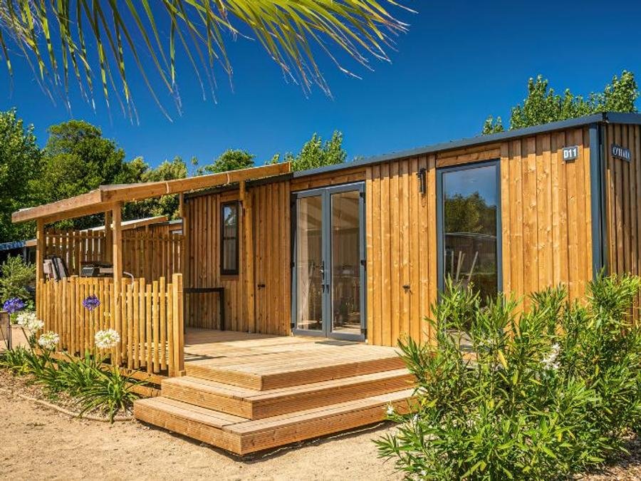 Camping Pas Cher vous présente avec son site Officiel campingpascher.fr, le Camping Les Pirons classé 5 étoiles, situé sur la commune de Les Sables D'olonne dans le département Vendée (Pays De La Loire) en France. Le camping Les Pirons vous propose un hébergement de type mobil-home de 30 m² pour 6 personnes avec climatisation (télévision). L'établissement vous propose 84 autres types d'hébergements. Découvrez tous nos séjours à petits prix dans la commune et aux alentours de Les Sables D'olonne du département : Vendée (Pays De La Loire). Les Avis clients pour le Camping Les Pirons sont excellents avec une note moyenne de 8 sur 10. Mer, Parc aquatique, Piscine couverte, Piscine extérieure, Animations familiales, Club ados, Club enfants, Aire de jeux enfants, Canoë-kayak, Centre équestre, Cyclisme, Golf, Jet-ski, Paddle, Ping-pong, Plongée, Pétanque, Salle de fitness, Salle de jeux vidéo, Structure gonflable enfants, Surf, Terrain multisports, Trampoline, Bar, Dépôt de pain, Plats à emporter, Restaurant, Snack/Bar, Supermarché, Épicerie,... En savoir plus : cliquez-ICI.