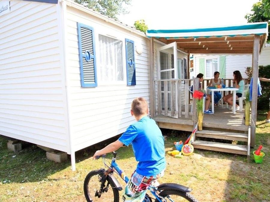 Camping Pas Cher vous présente avec son site Officiel campingpascher.fr, le Camping Les Pirons classé 5 étoiles, situé sur la commune de Les Sables D'olonne dans le département Vendée (Pays De La Loire) en France. Le camping Les Pirons, vous présente un hébergement de type mobil-home de 21 m² pour 4 personnes et télévision. Le camping Les Pirons vous propose du dimanche 06 septembre au dimanche 13 septembre 2026, en promotion à -10% pour 7 nuits à 293,40 € au lieu de 326,0 € soit une Économie de 32,60 €. Cette location propose 10 dates différentes pour réserver votre séjour. Découvrez également les 91 autres gammes d'hébergements du camping. Les Avis clients pour le Camping Les Pirons sont excellents avec une note moyenne de 8 sur 10. Mer, Parc aquatique, Piscine couverte, Piscine extérieure, Animations familiales, Club ados, Club enfants, Aire de jeux enfants, Canoë-kayak, Centre équestre, Cyclisme, Golf, Jet-ski, Paddle, Ping-pong, Plongée, Pétanque, Salle de fitness, Salle de jeux vidéo, Structure gonflable enfants, Surf, Terrain multisports, Trampoline, Bar, Dépôt de pain, Plats à emporter, Restaurant, Snack/Bar, Supermarché, Épicerie,... En savoir plus : cliquez-ICI.