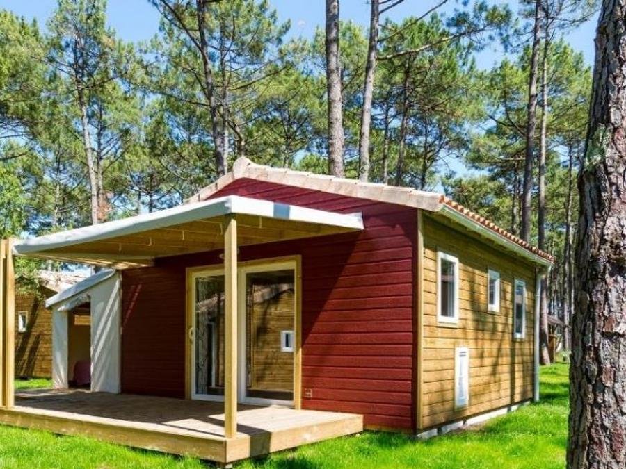 Camping Pas Cher vous présente avec son site Officiel campingpascher.fr, le Camping Les Pirons classé 5 étoiles, situé sur la commune de Les Sables D'olonne dans le département Vendée (Pays De La Loire) en France. Le camping Les Pirons vous propose un hébergement de type chalet de 26 m² pour 5 personnes (télévision). L'établissement vous propose 84 autres types d'hébergements. Découvrez tous nos séjours à petits prix dans la commune et aux alentours de Les Sables D'olonne du département : Vendée (Pays De La Loire). Les Avis clients pour le Camping Les Pirons sont excellents avec une note moyenne de 8 sur 10. Mer, Parc aquatique, Piscine couverte, Piscine extérieure, Animations familiales, Club ados, Club enfants, Aire de jeux enfants, Canoë-kayak, Centre équestre, Cyclisme, Golf, Jet-ski, Paddle, Ping-pong, Plongée, Pétanque, Salle de fitness, Salle de jeux vidéo, Structure gonflable enfants, Surf, Terrain multisports, Trampoline, Bar, Dépôt de pain, Plats à emporter, Restaurant, Snack/Bar, Supermarché, Épicerie,... En savoir plus : cliquez-ICI.