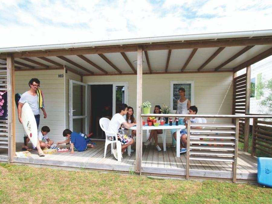 Camping Pas Cher vous présente avec son site Officiel campingpascher.fr, le Camping Les Pirons classé 5 étoiles, situé sur la commune de Les Sables D'olonne dans le département Vendée (Pays De La Loire) en France. Le camping Les Pirons vous propose un hébergement de type chalet de 31 m² pour 7 personnes (télévision). L'établissement vous propose 84 autres types d'hébergements. Découvrez tous nos séjours à petits prix dans la commune et aux alentours de Les Sables D'olonne du département : Vendée (Pays De La Loire). Les Avis clients pour le Camping Les Pirons sont excellents avec une note moyenne de 8 sur 10. Mer, Parc aquatique, Piscine couverte, Piscine extérieure, Animations familiales, Club ados, Club enfants, Aire de jeux enfants, Canoë-kayak, Centre équestre, Cyclisme, Golf, Jet-ski, Paddle, Ping-pong, Plongée, Pétanque, Salle de fitness, Salle de jeux vidéo, Structure gonflable enfants, Surf, Terrain multisports, Trampoline, Bar, Dépôt de pain, Plats à emporter, Restaurant, Snack/Bar, Supermarché, Épicerie,... En savoir plus : cliquez-ICI.