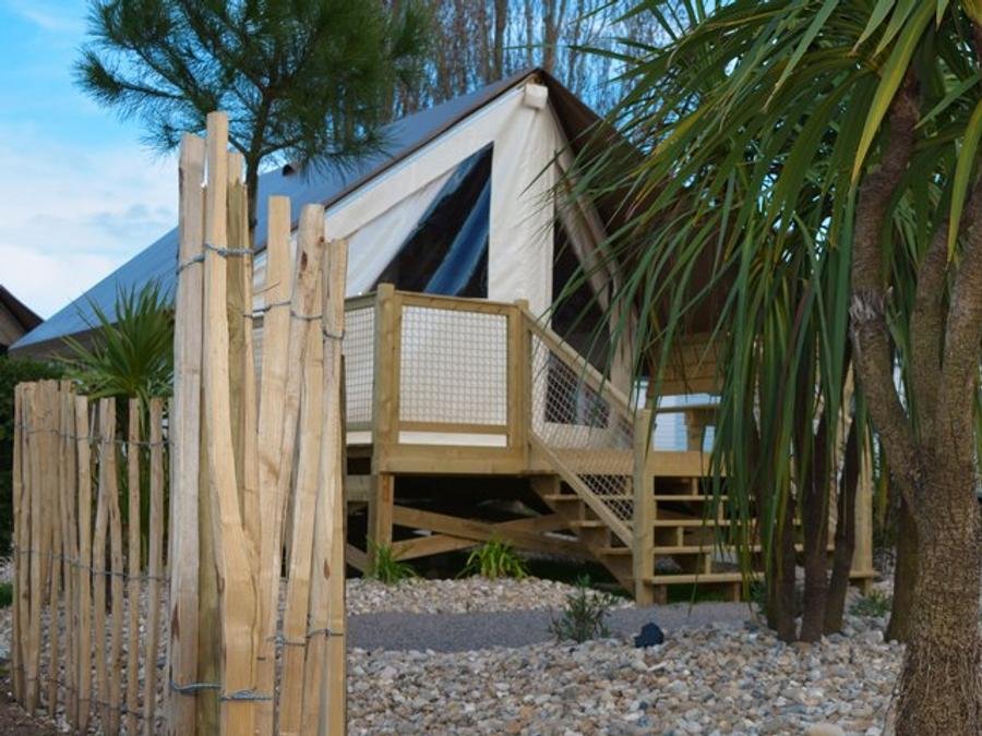 Camping Pas Cher vous présente avec son site Officiel campingpascher.fr, le Camping Les Pirons classé 5 étoiles, situé sur la commune de Les Sables D'olonne dans le département Vendée (Pays De La Loire) en France. Le camping Les Pirons vous propose un hébergement de type bungalow de 21 m² pour 5 personnes. L'établissement vous propose 84 autres types d'hébergements. Découvrez tous nos séjours à petits prix dans la commune et aux alentours de Les Sables D'olonne du département : Vendée (Pays De La Loire). Les Avis clients pour le Camping Les Pirons sont excellents avec une note moyenne de 8 sur 10. Mer, Parc aquatique, Piscine couverte, Piscine extérieure, Animations familiales, Club ados, Club enfants, Aire de jeux enfants, Canoë-kayak, Centre équestre, Cyclisme, Golf, Jet-ski, Paddle, Ping-pong, Plongée, Pétanque, Salle de fitness, Salle de jeux vidéo, Structure gonflable enfants, Surf, Terrain multisports, Trampoline, Bar, Dépôt de pain, Plats à emporter, Restaurant, Snack/Bar, Supermarché, Épicerie,... En savoir plus : cliquez-ICI.