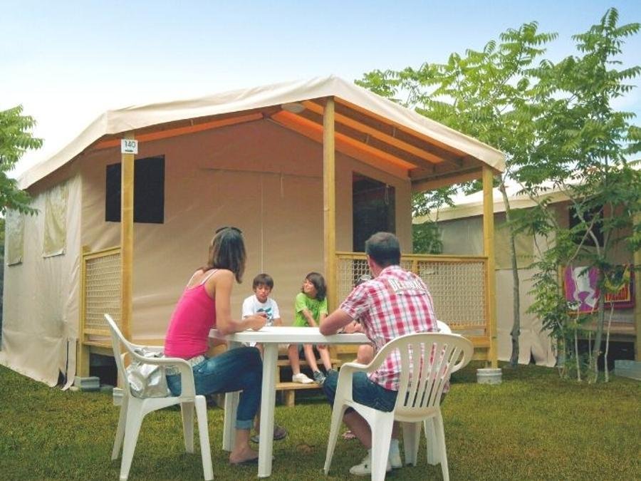 Camping Pas Cher vous présente avec son site Officiel campingpascher.fr, le Camping Les Pirons classé 5 étoiles, situé sur la commune de Les Sables D'olonne dans le département Vendée (Pays De La Loire) en France. Le camping Les Pirons vous propose un hébergement de type bungalow de 19 m² pour 5 personnes. L'établissement vous propose 84 autres types d'hébergements. Découvrez tous nos séjours à petits prix dans la commune et aux alentours de Les Sables D'olonne du département : Vendée (Pays De La Loire). Les Avis clients pour le Camping Les Pirons sont excellents avec une note moyenne de 8 sur 10. Mer, Parc aquatique, Piscine couverte, Piscine extérieure, Animations familiales, Club ados, Club enfants, Aire de jeux enfants, Canoë-kayak, Centre équestre, Cyclisme, Golf, Jet-ski, Paddle, Ping-pong, Plongée, Pétanque, Salle de fitness, Salle de jeux vidéo, Structure gonflable enfants, Surf, Terrain multisports, Trampoline, Bar, Dépôt de pain, Plats à emporter, Restaurant, Snack/Bar, Supermarché, Épicerie,... En savoir plus : cliquez-ICI.